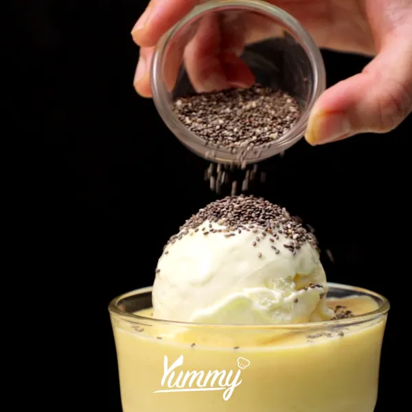 Tuangkan pada gelas saji, tambahkan es krim vanilla dan chia seed sebagai topping. Milkshake Yogurt Mangga siap untuk disajikan.