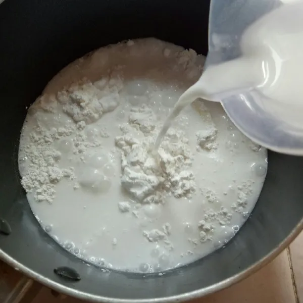 Campur tepung beras, garam dan santan