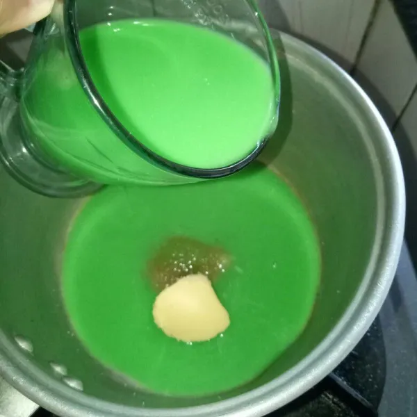 Campur jadi satu santan dan essen pandan, aduk rata.Didihkan santan bersama gula, garam dan margarin. Angkat