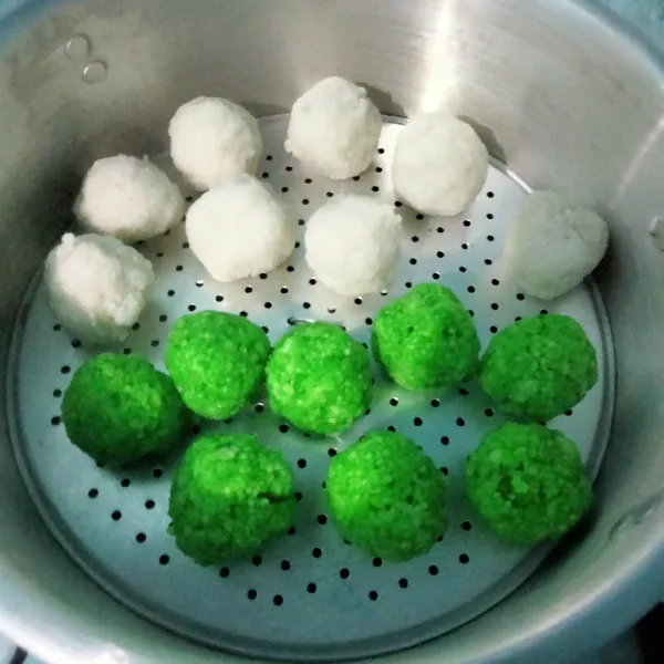 Setelah itu kukus adonan selama 30 menit, angkat dan tiriskan