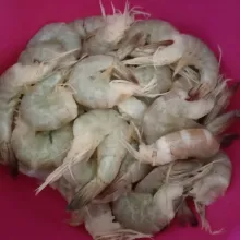Buang kepala udang, lumuri air jeruk nipis, lalu cuci bersih.