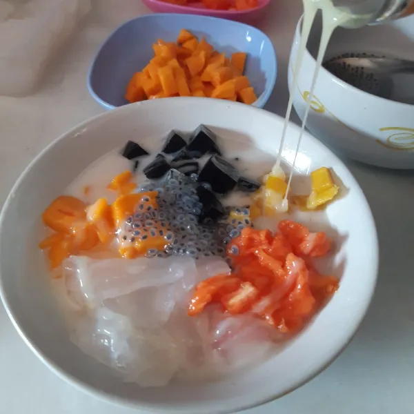 Tambahkan susu kental manis.