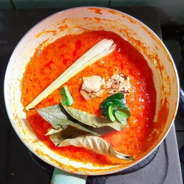 Panaskan wajan, tambahkan sedikit minyak lalu tumis bumbu halus beserta serai, lengkuas, daun jeruk, dan daun salam. Tumis hingga bumbu 3/4 matang, yang tandanya mulai terlihat lapisan minyak yang terpisah dari endapan bumbu.