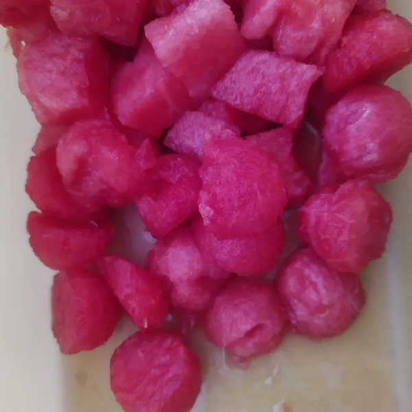 Buang biji semangka, kemudian cetak dengan sendok cocktail / potong sesuai selera.