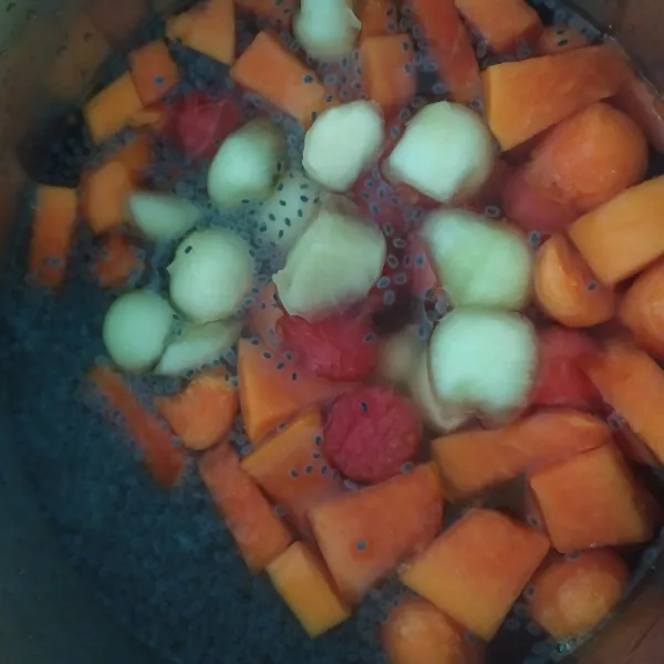 Satukan semua bahan, aduk rata, masukkan dahulu ke dalam kulkas hingga dingin atau sajikan bersama es batu. Jika ingin ada rasa asamnya tambahkan nanas atau minuma rasa jeruk nipis.