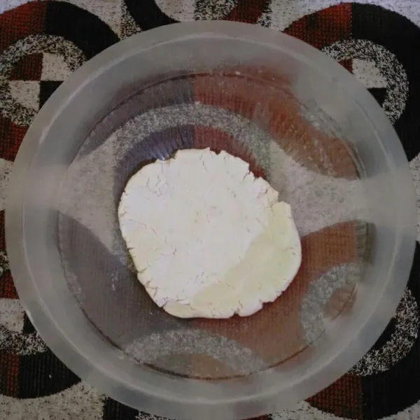 Untuk Gempol : Siapkan wadah, masukkan tepung beras, tepung sagu, garam dan guka. Kemudian masukkan sedikit demi sedikit air panas. Aduk rata hingga kalis