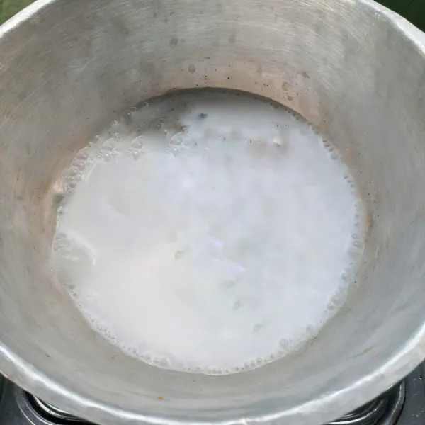 Larutkan tepung beras kedalam santan tambahakn garam aduk aduk masak sampai menjadi bubur sumsum