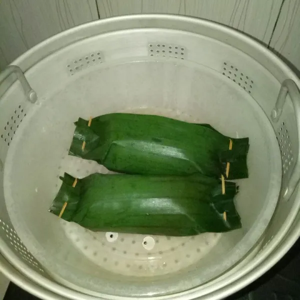 Bungkus adonan dengan daun pisang, lalu kukus selama 20 menit atau sampai matang, angkat dan dinginkan