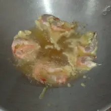 Masukkan 2 pcs udang lalu ambil dengan sendok, goreng sampai matang kuning keemasan. Jangan masukkan semua udang ke dalam adonan tepung (bisa berair).