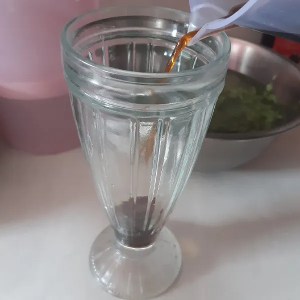 Tuang gula merah dibagian dasar gelas