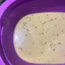 Masukkan tepung terigu, air, garam, lada bubuk, telur, dan bawang putih halus. Lalu aduk rata.