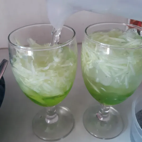 Tambahkan timun serut secukupnya, kemudian tuang air.
