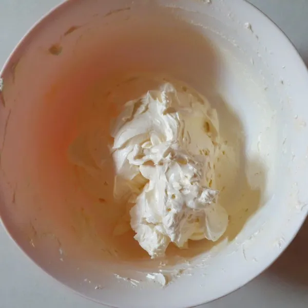 Untuk butter creamnya : dalam wadah, tuang margarin dan gula halus. Mixer dengan kecepatan tinggi sampai mengembang berjejak, kurang lebih 30 menit.
