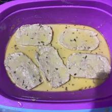 Masukkan tempe ke adonan tepung basah, bolak-balik hingga merata.