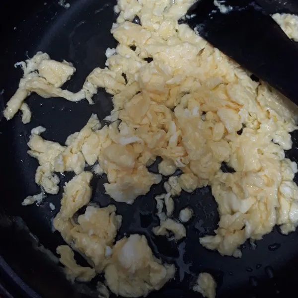 Panaskan 3 sdm minyak, tuang telur kocok sedikit demi sedikit sambil diaduk hingga jadi orak-arik telur. Sisihkan.