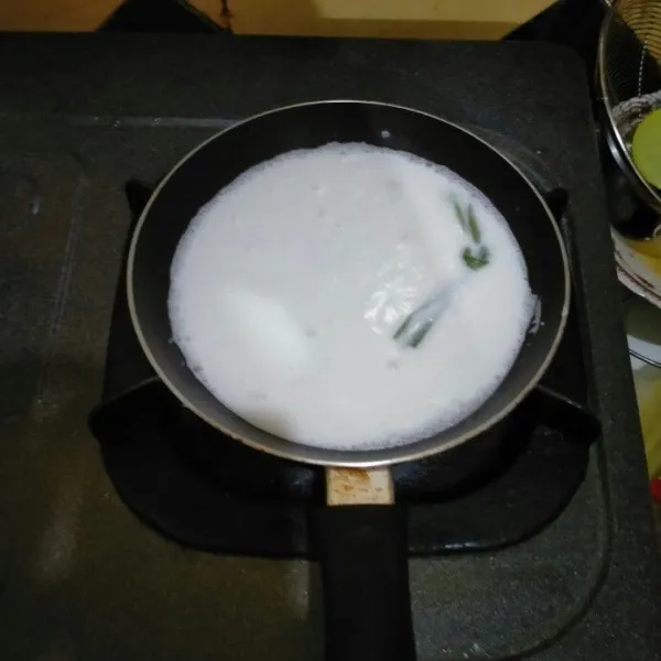 Untuk santan : Masak dengan ditambahkan daun pandan dan garam hingga mendidih