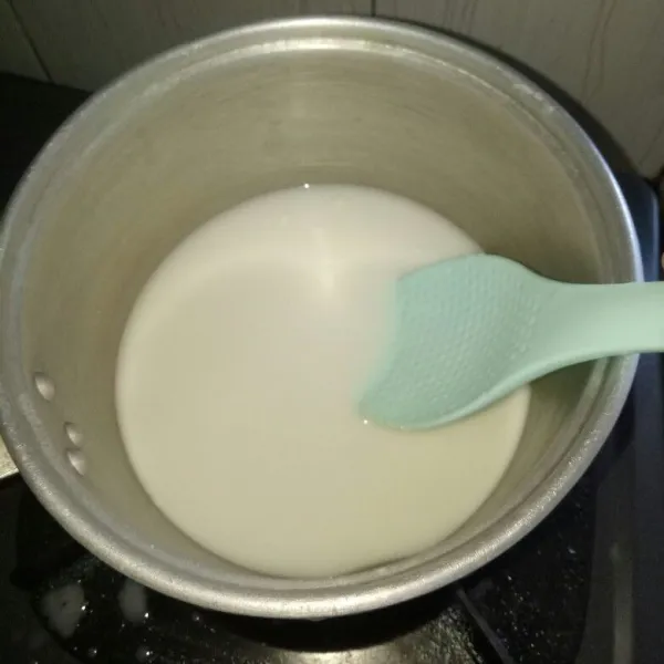 Untuk vla : siapkan panci, aduk jadi satu tepung beras, tepung terigu, gula, garam dan santan. Masak sampai mendidih dan meletup letup. Angkat dan dinginkan