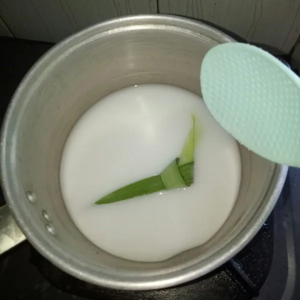 Untuk kuah : Siapkan panci,masukan santan,gula dan garam.Masak sampai mendidih,matikan api