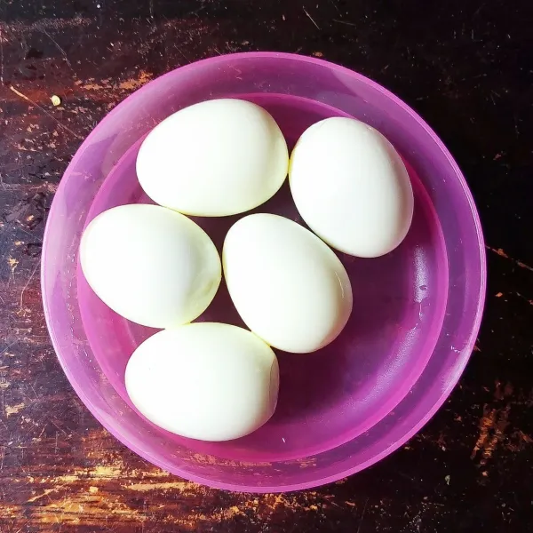 Rebus telur sampai matang kemudian kupas. Bila suka bisa digoreng agar telur berkulit, kalau aku cukup direbus saja.