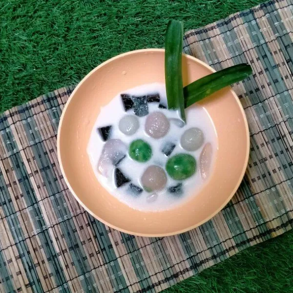 Tata rapi es serut, santan, gempol dan cincau hitan. Lalu tambahkan sirup. Es Gempol Pleret siap disajikan