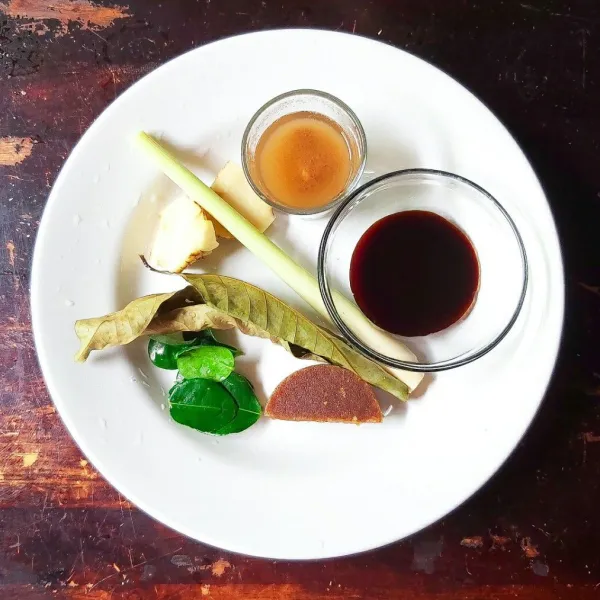 Siapkan bahan yang lain. Belah serai lalu geprek, lengkuas juga digeprek agar sarinya keluar. Daun jeruk diremas-remas. Gula merah disisir (iris halus) agar lebih mudah larut.