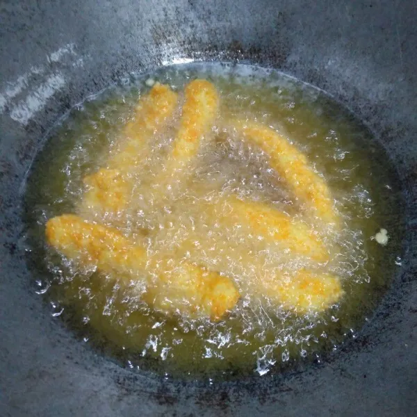 Panaskan minyak lalu goreng pisang dengan api sedang sampai kuning keemasan. Angkat, tiriskan.
