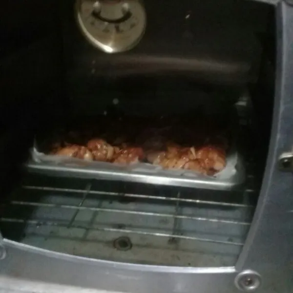Lalu oven disuhu 170°C selama 30 menit, sayap ayam dibalik pada menit ke-15.