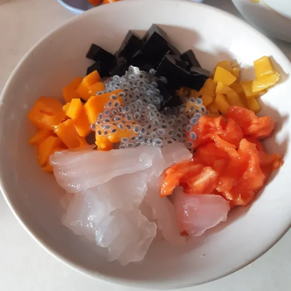 Tambahkan seasih dan beri sedikit air.