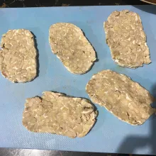 Potong tempe menjadi 5 bagian lalu geprek (tempe jangan sampai patah).