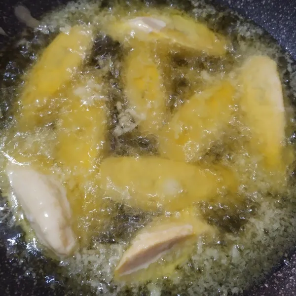 Masukkan pisang satu persatu ke dalam wajan. Tuang dengan adonannya 2 sdm. Aduk kremes yang terbentuk di pinggir wajan ke tengah sehingga menempel dengan pisang. Goreng hingga kuning keemasan. Angkat dan tiriskan. Lakukan sampai pisang habis. Sajikan.