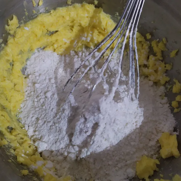 Masukkan semua tepung, aduk rata.