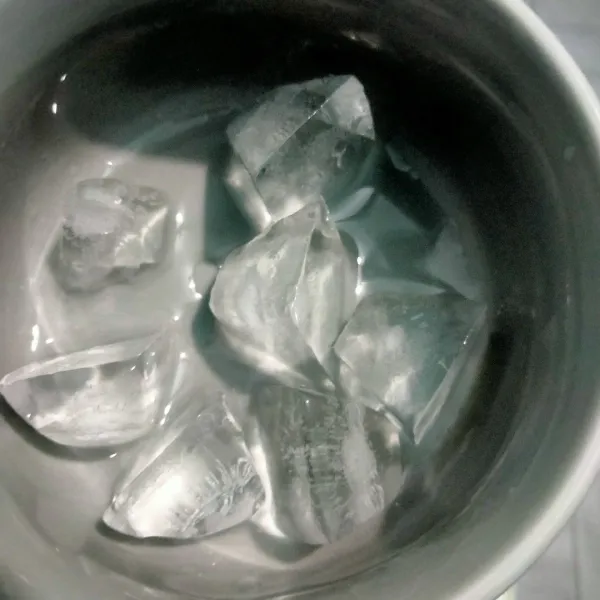 Terakhir masukan batu es lalu tuang adonan beras dan kuah. Es dawet gempol kuah siap disajikan