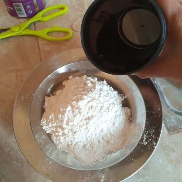 Campur tepung tapioka, tepung beras dan soda kue. tuang dengan air sambil diuleni