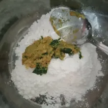 Dalam wadah masukkan tepung beras, tapioka, dan bumbu halus.