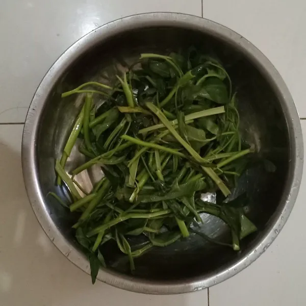 Siapkan kangkung. Potong dan rebus selama 3 menit lalu tiriskan.