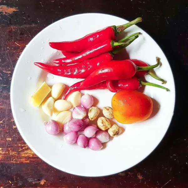 Rebus cabai sebentar agar warna merahnya lebih keluar, bila ingin lebih merah lagi warnanya bisa pakai cabai merah besar yang dikeringkan kemudian direbus. Haluskan bumbu, bila menggunakan blender tambahkan sedikit minyak.