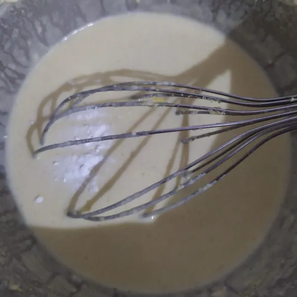 Tambahkan air es sedikit-sedikit sampai adonan cukup kental. Tambahkan garam dan baking powder. Aduk rata.