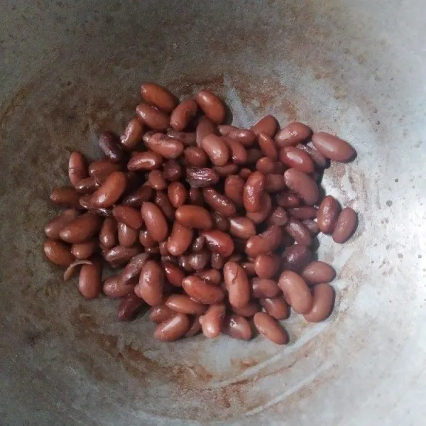 Rebus kacang merah hingga empuk, jika sudah agak asat, tambahkan gula pasir, aduk rata