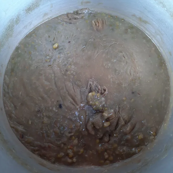 Masak kacang hijau sampai benar benar matang dan menjadi bubur kecilkan api tambahkan maizena aduk sesaat lalu matikan api.