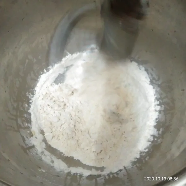 Campur tepung, gula, fermipan, bread improved, dan susu bubuk. Mixer dengan kecepatan rendah