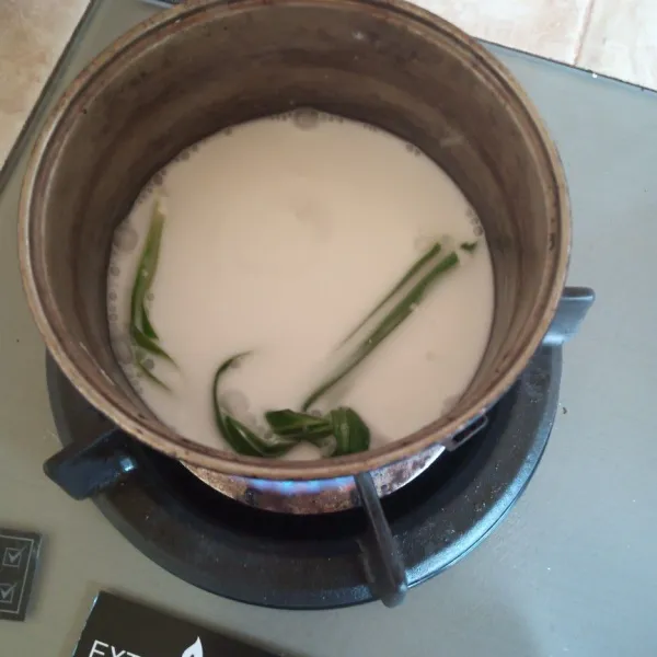 Rebus air dan santan instan, daun pandan. tambah sedikit garam aduk rata.