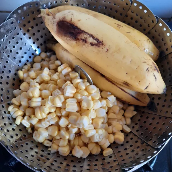 Kukus pisang dan jagung pipil 15 menit. Angkat. Potong-potong pisang. Sisihkan.
