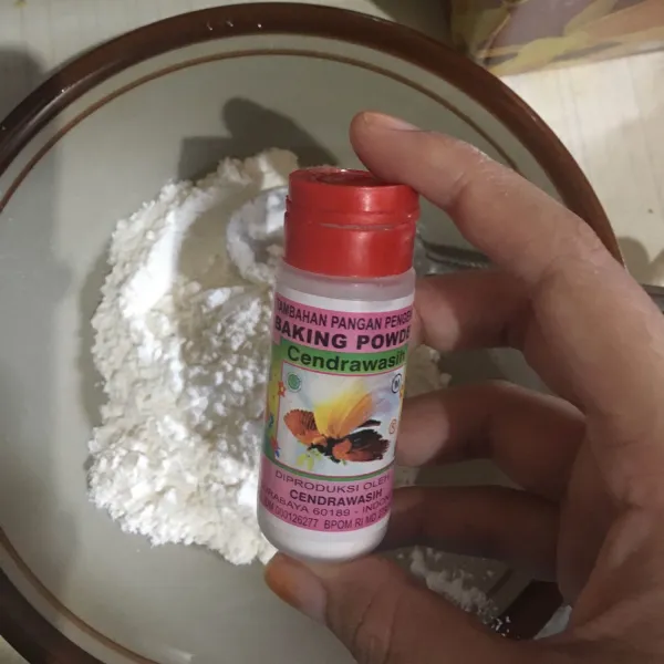 Masukkan baking powder 1/5 sendok