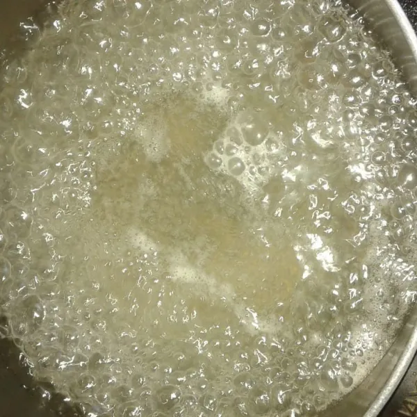 Dalam panci, campur dan rebus air, agar agar dan gula pasir sampai mendidih. Matikan api