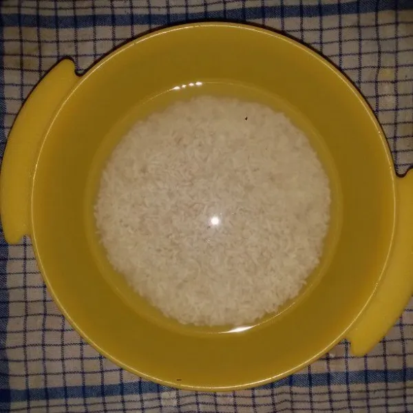 Cuci beras dengan air mengalir hingga bersih. Kemudian tiriskan.