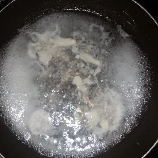 Ulek bawang putih lalu rebus dengan air hingga mendidih.