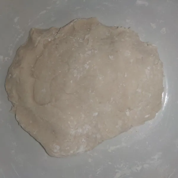 Masukkan air bawang yang sudah mendidih kedalam tepung yang sudah dibumbui, lalu uleni hingga kalis.