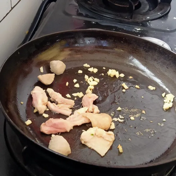 Tumis bawang putih hingga harum. Masukkan ayam. Masak hingga matang.