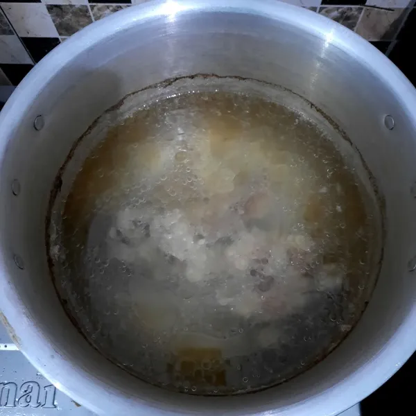 Cuci bersih ayam dan rebus hingga matang