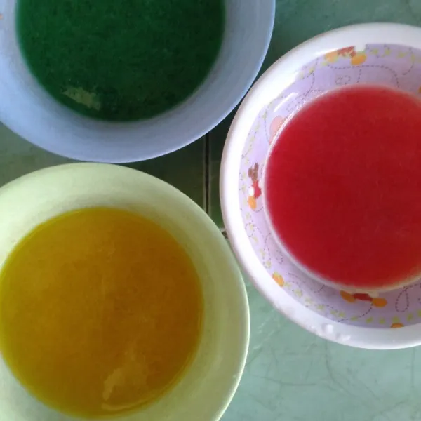Bagi larutan jelly tadi menjadi 3 mangkuk kecil. Beri masing-masing pewarna makanan, merah, kuning, hijau. Masak hingga mendidih masing-masing larutan jelly.